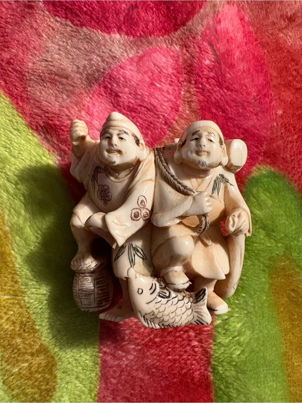 Vintage ivory or bone Fishermen Figurine - Decorative Home Accent - Picture 8 of 11